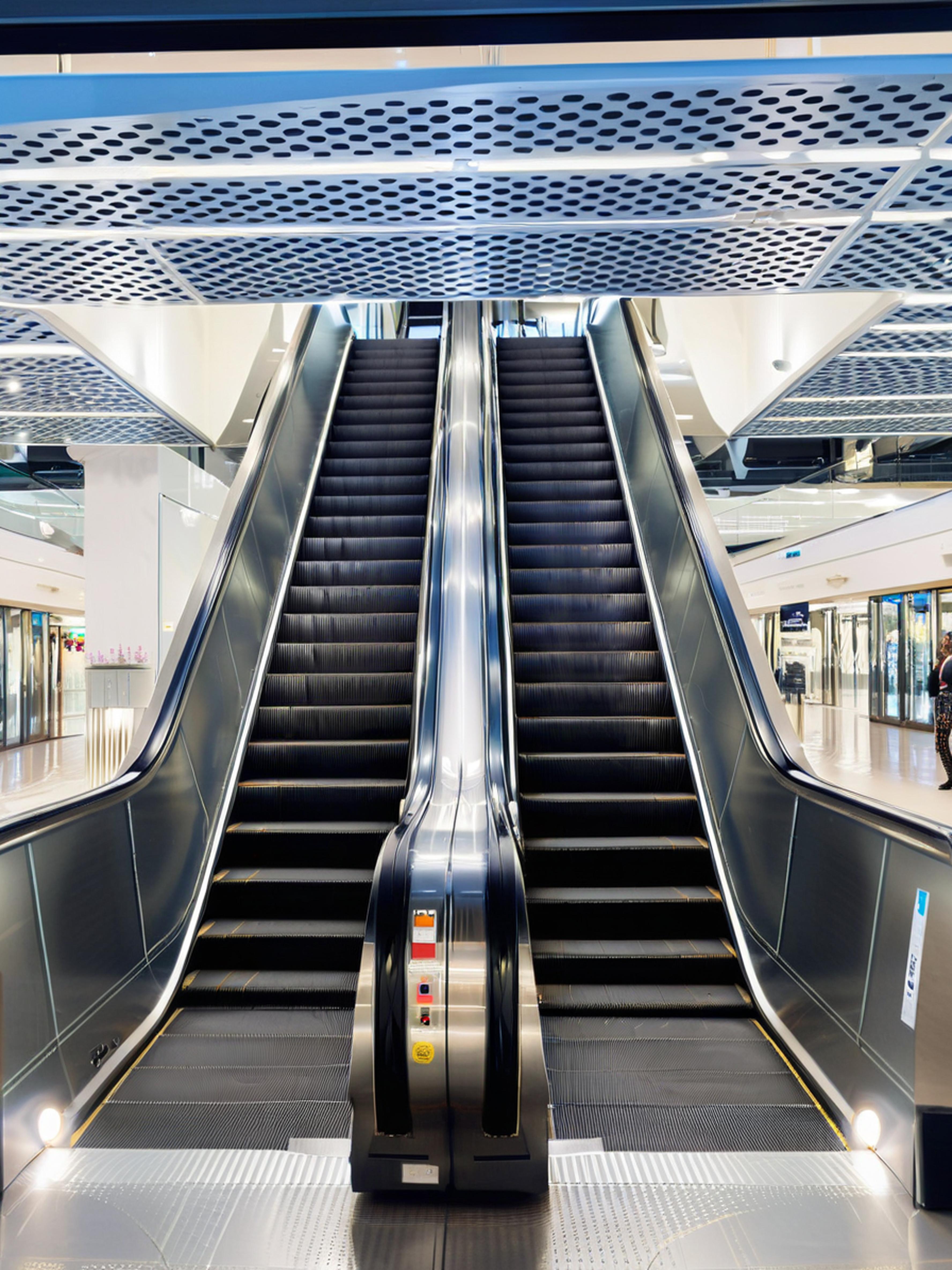 电梯停电或失灵时是否可以按紧急按钮求救